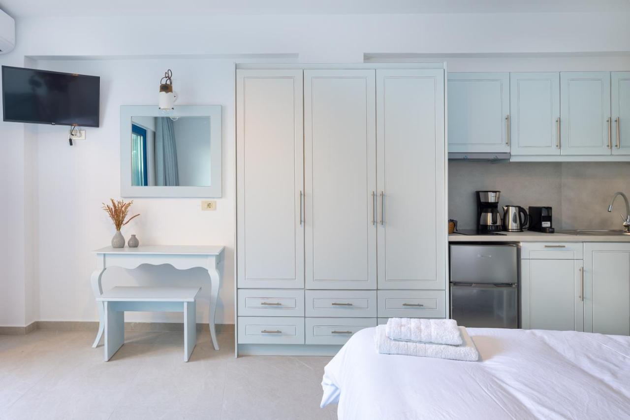 Molos Apartments Лутро Екстериор снимка