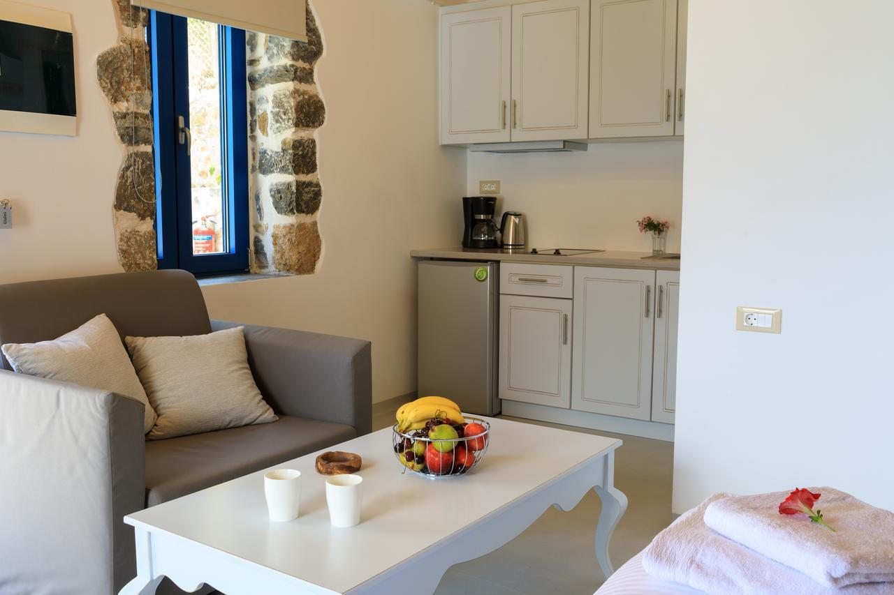 Molos Apartments Лутро Екстериор снимка
